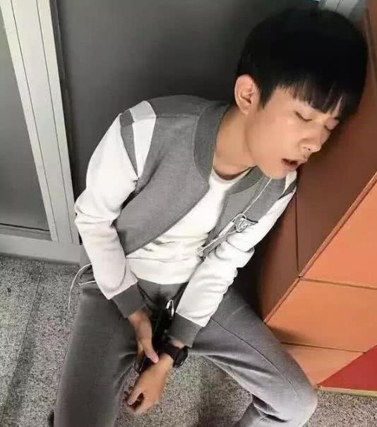 明星睡姿被偷拍，杨洋侧颜养眼，baby毁形象，热巴真的吓到我了！