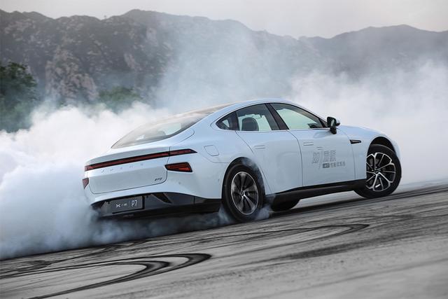 远不止706KM超长续航这么简单！小鹏P7操控体验拉满