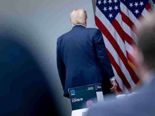 特朗普大型双标现场，要白宫人员全部戴口罩，