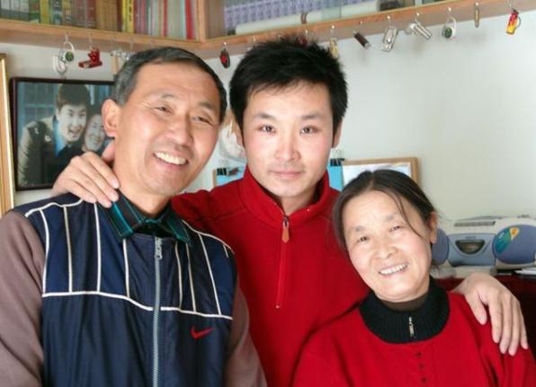曾被全村资助学费，父亲也因他终身残疾，如今刘和刚豪宅意外曝光