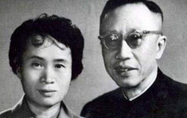 溥仪生前对妻子万般宠爱，去世后妻子却拒绝合葬，直言后悔结婚
