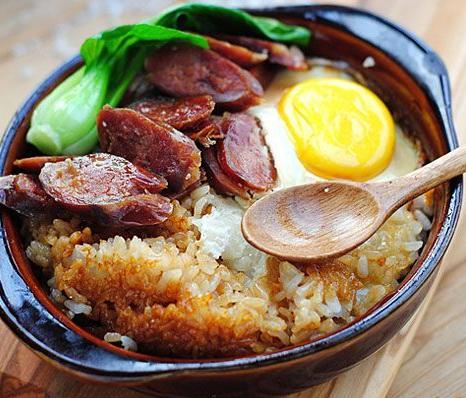 臘腸煲仔飯，臘腸香甜，浸潤了湯汁的米飯特別香，鍋巴金黃香脆