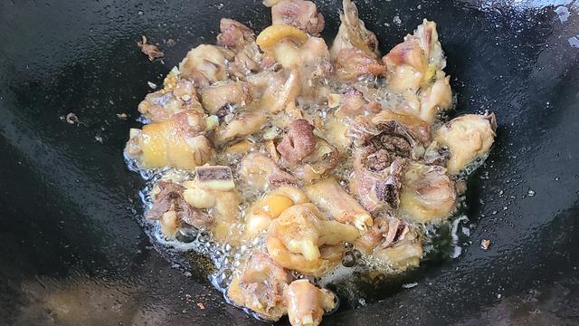 鸡肉这样做味道更香，教你一道蒜香鸡的做法，咸香美味又下饭