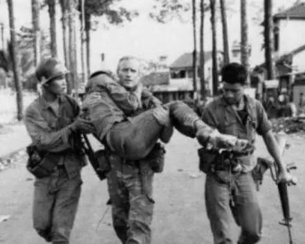 外国人拍的老照片：越南女兵被美军抱走，男子在酷刑下面露微笑