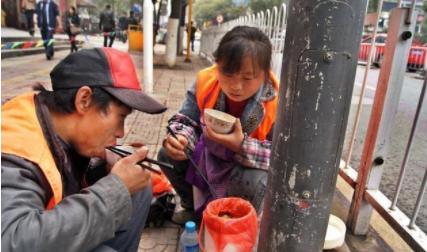 日入300农民工买不起房，月入2500公务员买车买房，原因很现实