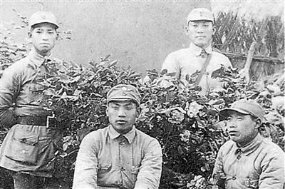 他把口粮让给战士吃，自己吃野菜得痢疾虚脱坠