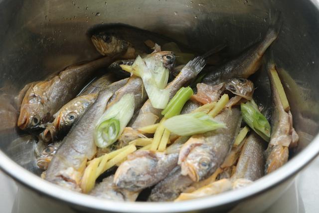 这种小鱼又鲜又嫩，好吃又便宜，学会这个做法，比外面做的还好吃