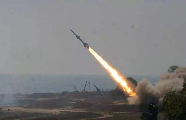 35枚中国导弹缓缓竖起！边境敌军无奈紧急撤离，不战而胜