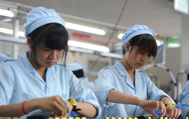 工厂发工资了，打工妹晒出11月工资条，直言不知