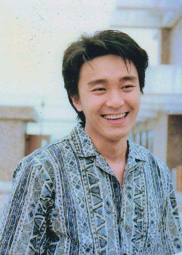 残忍拒绝罗慧娟的求婚，和朱茵分手，原来周星驰最爱的是他