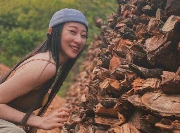 61岁杨丽萍爱徒晒近况，与同性恋人婚后度蜜月，