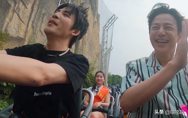 何炅坐过山车躲在后排，镜头拍到他挤在一起的五官，谁能相信46岁