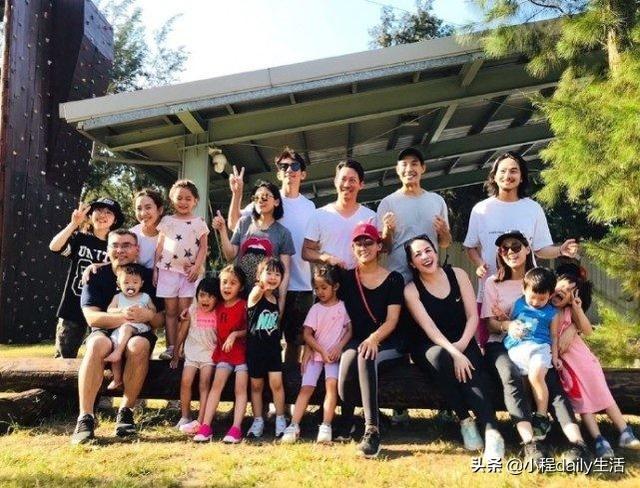 贾静雯夫妇带女儿玩户外运动，波妞众人面前向咘咘撒娇求抱，萌翻