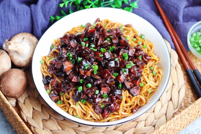 夏天这样做面条，做一锅不够吃，酱香浓郁，面条劲道，好吃到舔盘