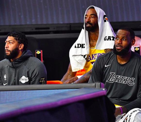 【影片】老活寶！詹姆斯救球滑出場外，板凳席全都起身想去拉，沒想到詹姆斯卻跑了…-黑特籃球-NBA新聞影音圖片分享社區