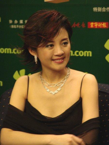 2002年，主持人许戈辉插足豪门当小三，被央视