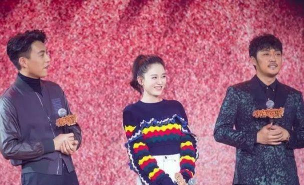 41岁陈乔恩越活越少女，穿彩色毛衣配半身裙清新