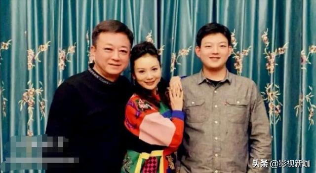 朱军一家三口罕见同框,18岁儿子帅气阳光,身高已超过父亲