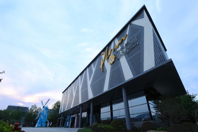 “零售服务商”，苏宁易购而立之年的新征程