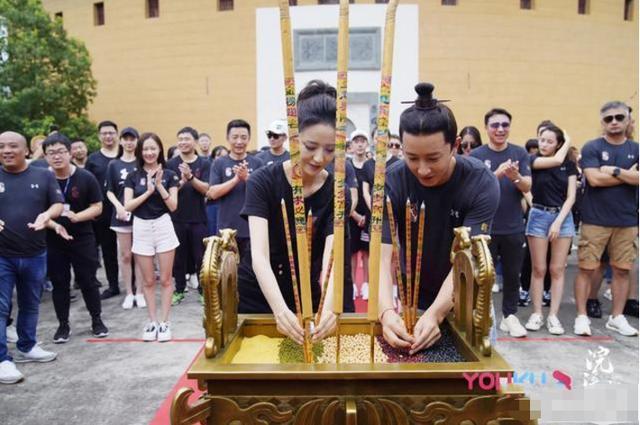 佟麗婭亮相新劇發(fā)布會，素顏差點沒認(rèn)出，場面混亂撐場真氣派