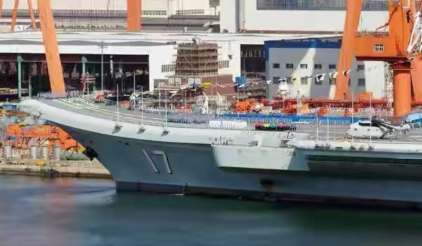 山东舰上满旗迎接“海军节”，首艘国产航母有