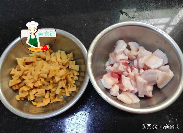 热天，五花肉和此是绝配，鲜香爽脆，一咬满口香，实在是太下饭了
