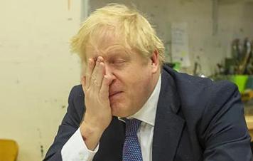 英国首相约翰逊陷入两难，想抹黑中国又怕口罩