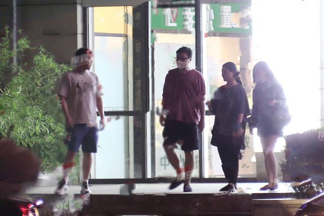 杜江一家外出，嗯哼陪玩的小女孩儿模样可爱，被质疑是霍思燕女儿