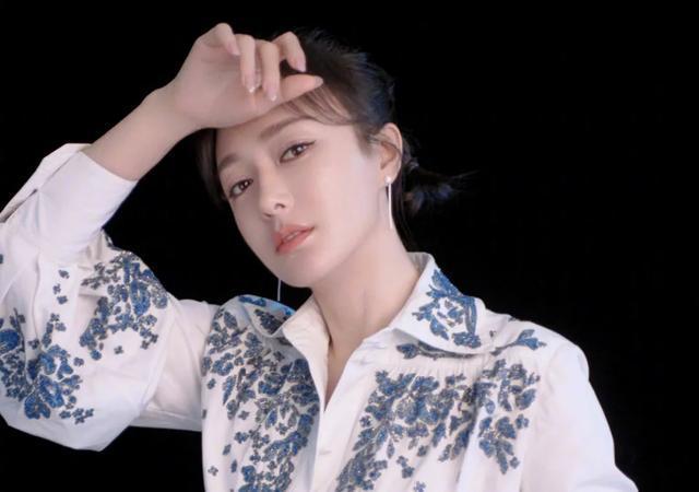 让黄晓明苦追，被陆川求婚四次，感情专一的秦岚为何至今没嫁？