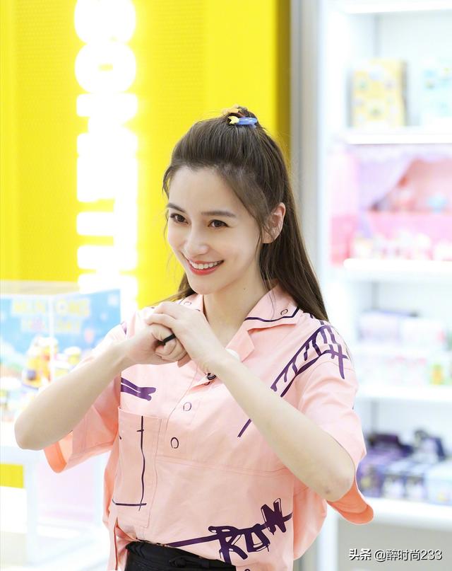 杨颖粉嫩少女风爱了！一身粉色上衣扎公主头，甜美又可爱