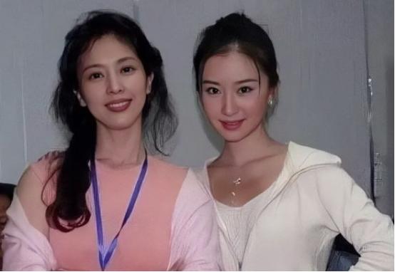 以为刘亦菲已经够美了，在看到她妈妈后，才懂