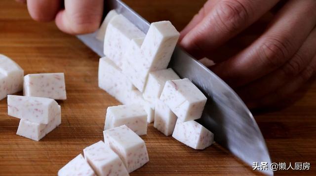 不需要油炸，教你芋头的新做法，配上猪肉馅，吃起来那叫一个香