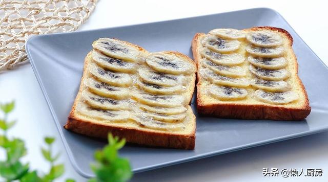 家里香蕉太多，吃不完怎么办？配上面包片做成早餐，家人都说好吃