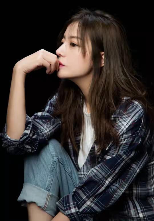 44岁赵薇素颜见好友太真实！笑容美回小燕子，比