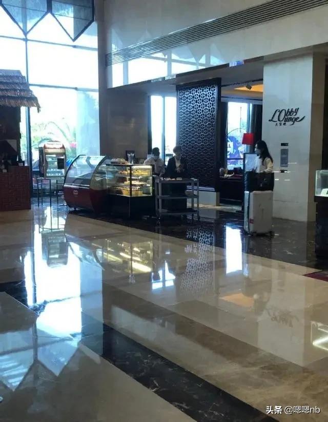 赵丽颖黑长直头发录《中餐厅》，身材瘦力气大，提大箱子爬楼梯