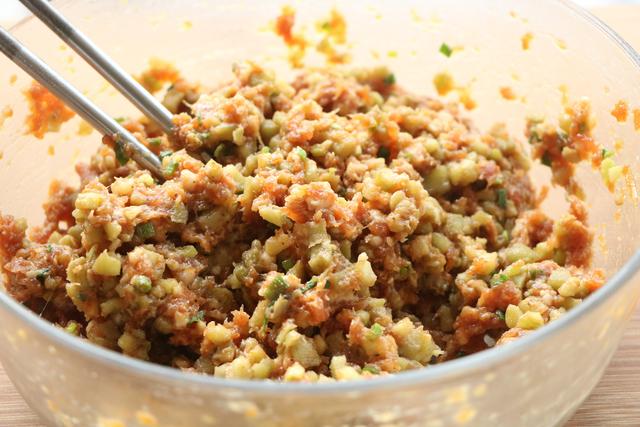 茄子别再红烧，试试新吃法，外焦里嫩超级解馋，2大锅瞬间吃光光