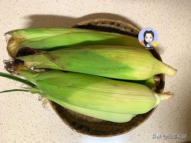 煮玉米，切记别只会用清水直接煮，多加1勺“它”玉米香甜又软糯