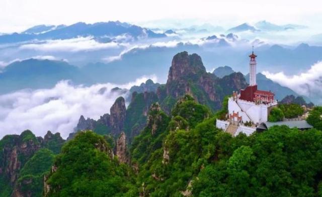 “八一”建军节，向人民英雄致敬