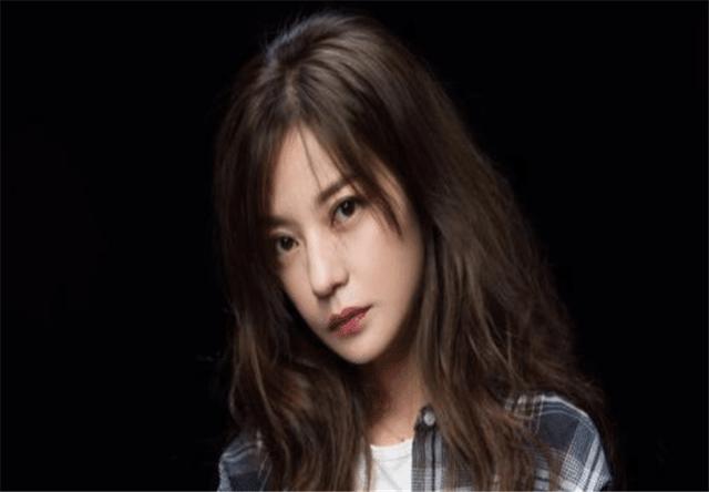 当时大红的她瞧不起赵薇，如今49岁孤独一人，而且还沦为龙套