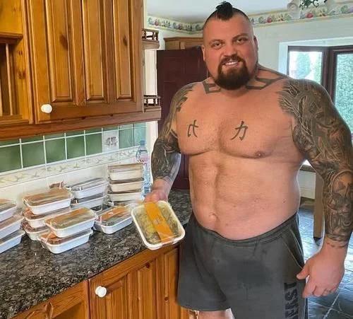 世界上最强壮的男人，梦想成为施瓦辛格，却练