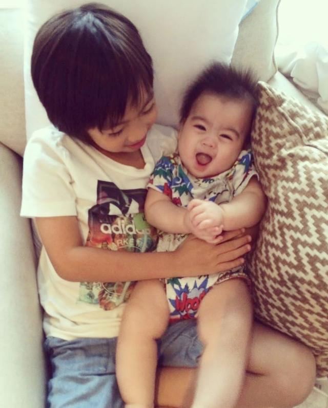 陈若仪晒四年前旧照，Kimi抱着弟弟好暖心，双子星颜值越来越高