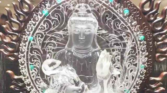 山西美女把菩萨像拿去鉴宝，关了灯光后，专家