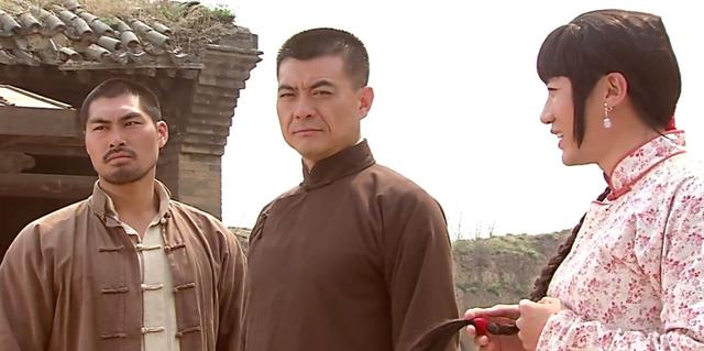 演了十年抗日神剧，收入却不足妻子十分之一，妻子却红得不像话