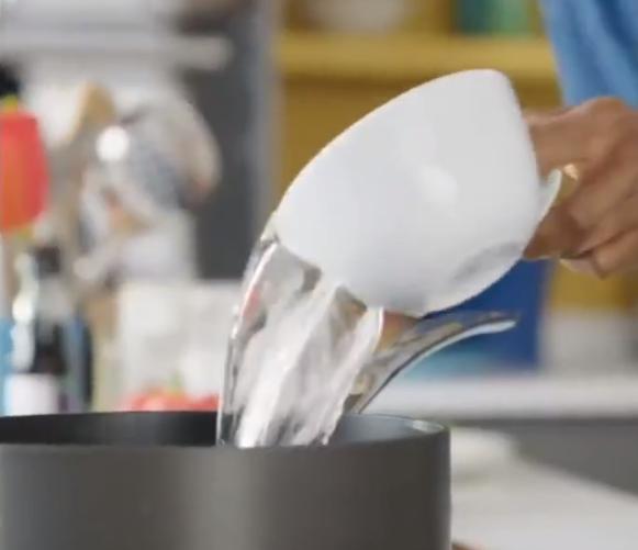 教程|BBC蛋炒饭教程气坏亚洲网友直呼这么做考虑过蛋炒饭的感受么？