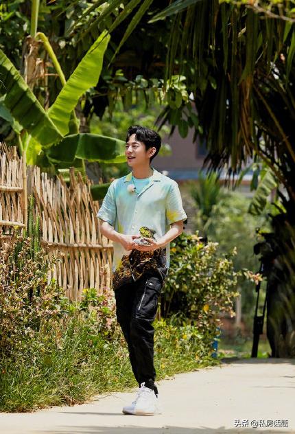 何炅老师发文没资格点评表演，只是因为心疼欧阳娜娜