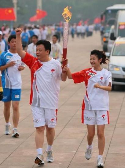 BTV一姐春妮，为何甘愿高龄产子，二婚也要嫁“接班”郎永淳的他