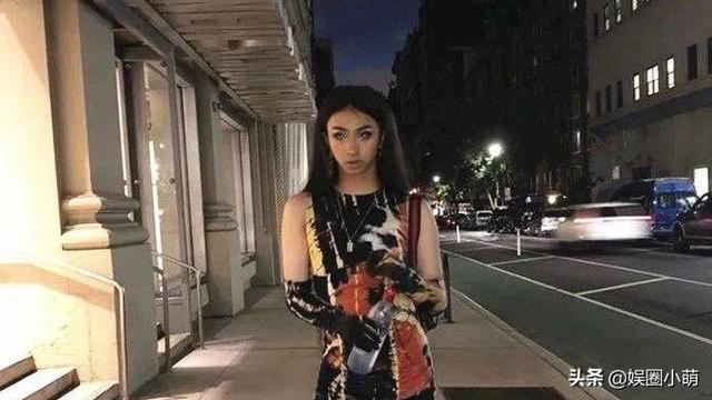 伊能静儿子和六位闺蜜吃饭，生活照喜欢穿裙子