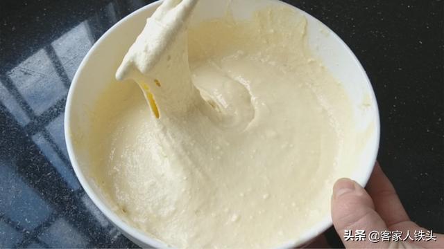 面粉中打入3个鸡蛋，筷子一搅装6碗，早餐一人吃一碗，简单营养