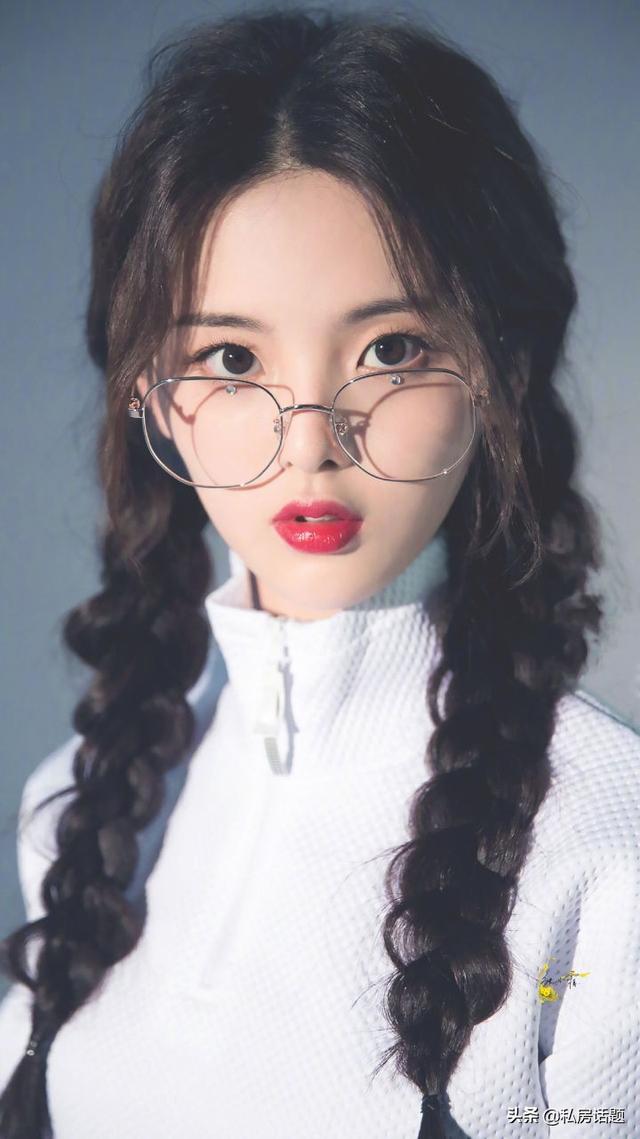 杨超越和鞠婧祎，一个初恋脸，一个高冷脸，你喜欢哪一个