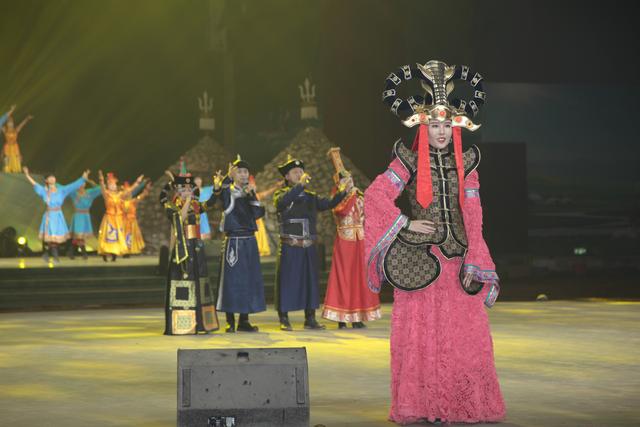 《相会敖包》在辉腾锡勒黄花沟草原旅游区窝阔台大剧院震撼首演